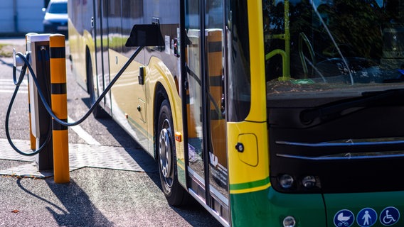 Ein Elektrobusse für den Einsatz im ländlichen Raum wird auf dem Betriebshof der Verkehrsgesellschaft VLP mit Strom aufgeladen. © Jens Büttner 