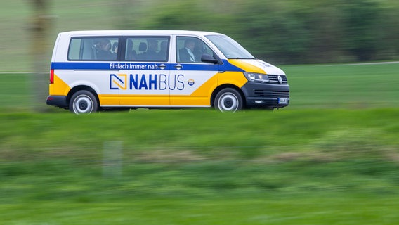 Ein Rufbus des Nahverkehrsunternehmens Nahbus in Nordwestmecklenburg. © Jens Büttner 