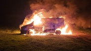 In Friedland brennt ein gestohlener Transporter von Amazon vollkommen aus. © Felix Baenz Foto: Felix Baenz