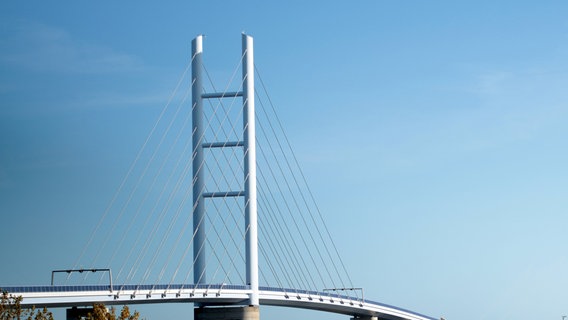 Blick auf Rügenbrücke in Stralsund blauer Himmel. © Freie Nutzung 