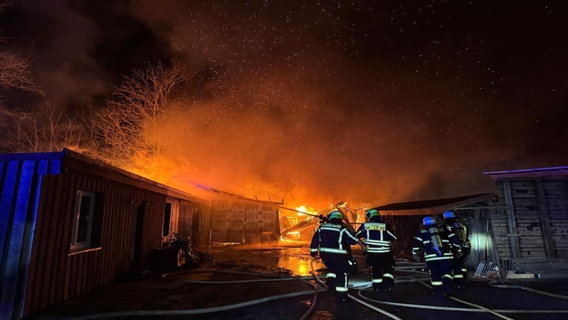 In Güstrow kam es in der Nacht zum Sonnabend zu einem Feuer auf einem Industriegelände. © Freiwillige Feuerwehr Güstrow Foto: Freiwillige Feuerwehr Güstrow