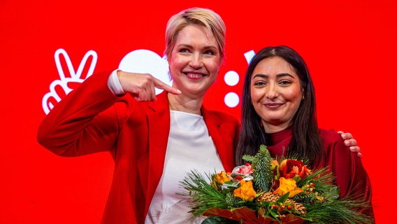 Reem Alabali-Radovan (r.), die Integrationsbeauftragte der Bundesregierung, ist Spitzenkandidatin der Landes-SPD für die Bundestagswahl. Ministerpräsidentin Manuela Schwesig konnte sich mit ihrem Vorschlag durchsetzen. © dpa-Bildfunk Foto: Jens Büttner/dpa