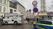 Auf dem Weihnachtsmarkt in Schwerin steht ein LKW als zusätzliche Maßnahme an einer Zufahrt. © NDR/Jolien Wagner Foto: NDR/Jolien Wagner