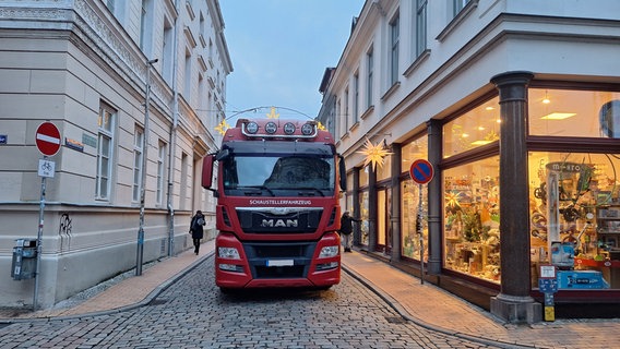 Ein Lastwagen sperrt eine Zuwegung zum Schweriner Weihnachtsmarkt ab. © NDR/Ullrich Houschka Foto: NDR/Ullrich Houschka