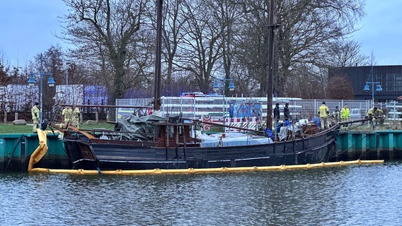 Das Segelschiff liegt auf dem Grund des Ryck, wegen Niedrigwassers schaut das Deck aber aus dem Wasser heraus. © André Gschweng Foto: André Gschweng