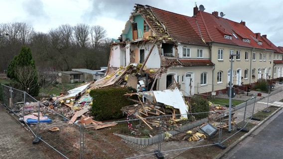 Das Wohnhaus ist seit einer Gas-Explosion am Sonnabendmorgen fast vollständig zerstört. Zwei Bewohner wurden bei dem Unglück lebensbedrohlich verletzt. © NDR/Screenshot Foto: NDR/Screenshot