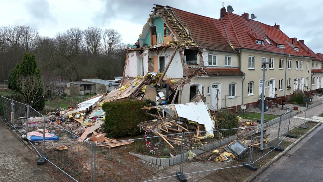 Nach Explosion in Anklam: Experten sollen beschädigtes Haus untersuchen ...