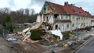 Das Wohnhaus ist seit einer Gas-Explosion am Sonnabendmorgen fast vollständig zerstört. Zwei Bewohner wurden bei dem Unglück lebensbedrohlich verletzt. © NDR/Screenshot Foto: NDR/Screenshot