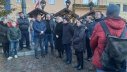 Ministerpräsidentin Manuela Schwesig (SPD) und Vertreter aus der Politik kamen zur Gedenkminute auf den Schweriner Marktplatz. © NDR/Kathrin Glüsenkamp Foto: Kathrin Glüsenkamp