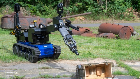 Ein Fernlenkmanipulator fährt zu Übungszwecken auf dem Gelände des Munitionsbergungsdienstes auf der Insel Usedom auf eine Munitionskiste zu. (Themenbild) © dpa-Bildfunk Foto: Stefan Sauer/dpa