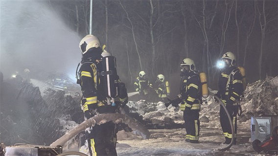 Die Freiwilligen Feuerwehren aus Friedland und Umgebung mussten einen Brand in einem Wertstoffhof löschen. © Felix Baenz Foto: Felix Baenz