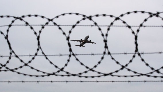 Mecklenburg-Vorpommern hat 2024 deutlich mehr Flüchtlinge abgeschoben als in den Jahren davor. (Themenbild) © dpa-Bildfunk Foto: Julian Stratenschulte/dpa