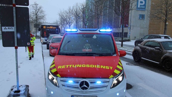 Ein Linienbus hat zwei Autos in der Rostocker Innenstadt ineinander geschoben. © Stefan Tretropp Foto: Stefan Tretropp