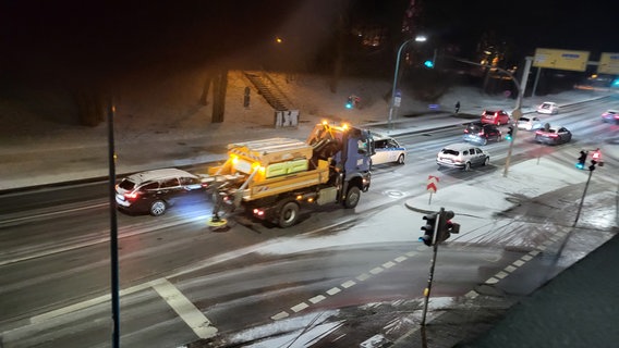 Ein Streufahrzeug fährt über eine mehrspurige Straße in Neubrandenburg © Sven-Peter Martens Foto: Sven-Peter Martens