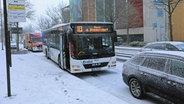 Ein Linienbus hat zwei Autos in der Rostocker Innenstadt ineinander geschoben. © Stefan Tretropp Foto: Stefan Tretropp