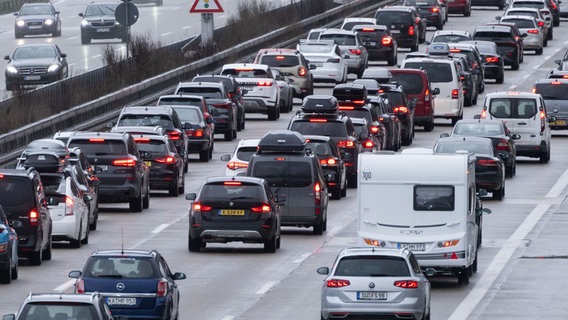 Abreise: Viele Besucher, die den Jahreswechsel in Mecklenburg-Vorpommern verbracht haben, machen sich an diesem Wochenende auf den Heimweg. (Themenbild) © dpa-Bildfunk Foto: Marijan Murat/dpa