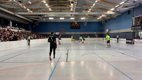 Die Rostocker Stadtmeisterschaft im Hallenfußball. © Daylight - Die Agentur Foto: Fiete Burkart