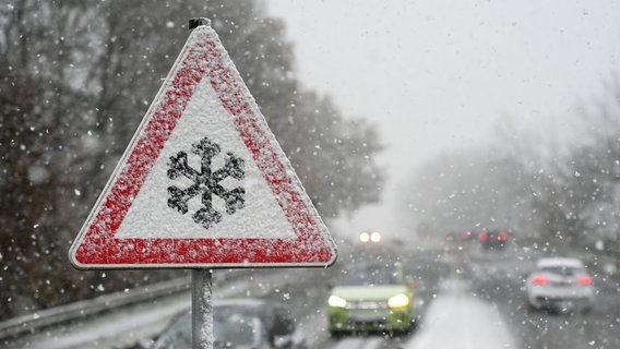 Schnee- und Eisglätte drohen am Sonntag auch in Mecklenburg-Vorpommern. (Themenbild) © dpa-Bildfunk Foto: Lars Penning/dpa