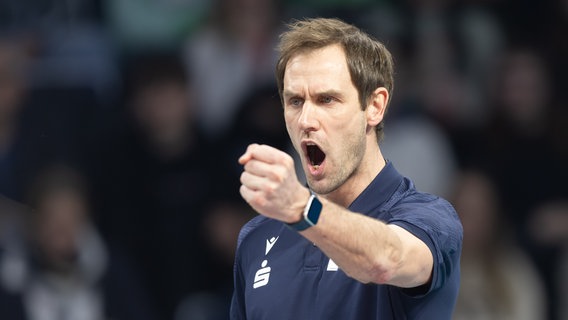 Die Schweriner Volleyballerinnen unter Trainer Felix Koslowski (Foto) setzten sich gegen Aachen durch. (Themenbild) © dpa-Bildfunk Foto: Jürgen Kessler/dpa