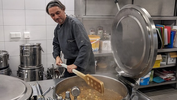 Frank Sternkopf bereitet in der Rostocker Suppenküche eine Linsensuppe vor. © Katja Bülow 