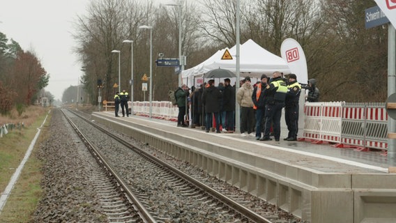 Bahn-Haltestelle "Schwerin Industriepark" bei der feierlichen Einweihung © NDR Foto: NDR