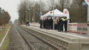 Bahn-Haltestelle "Schwerin Industriepark" bei der feierlichen Einweihung © NDR Foto: NDR