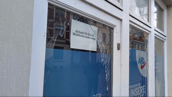 Fensterscheiben des AfD-Wahlkreisbüros in Wismar sind beschädigt beworden © NDR Foto: Christoph Woest