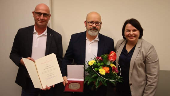 Übergabe der Sportplakette des Bundespräsidenten an den SV Dassow 24 durch Sportministerin Stefanie Drese (SPD, rechts) © Sozialministerium MV Foto: Jan Farclas