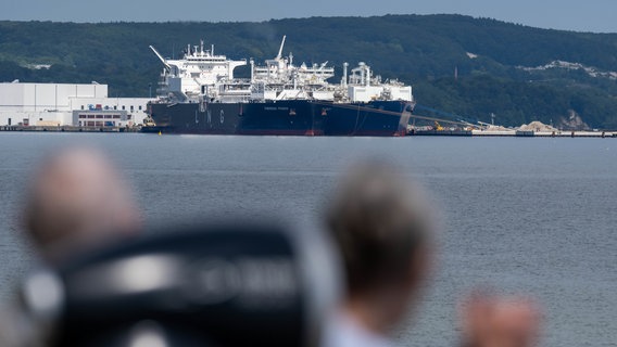 Regasifizierungs-Schiffe liegen im Hafen Mukran. (Themenbild) © dpa-Bildfunk Foto: Stefan Sauer/dpa