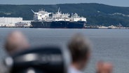 Regasifizierungs-Schiffe liegen im Hafen Mukran. (Themenbild) © dpa-Bildfunk Foto: Stefan Sauer/dpa