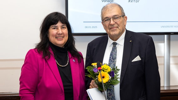 Rektorin Prof. Elizabeth Prommer überreicht die Urkunde über die Ernennung zum Ehrensenator an Prof. Wolfgang Schareck. © Universität Rostock Foto: Julia Tetzke