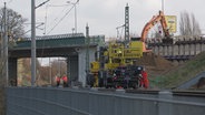 In Waren laufen derzeit die Vorbereitungen für die Sprengung einer Brücke entlang der B 192. © Screenshot/NDR Foto: Screenshot/NDR