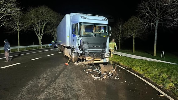 Ein Lkw und ein Pkw sind auf der B104 zwischen Stavenhagen und Malchin zusammengeprallt. © Freiwillige Feuerwehr Stavenhagen 