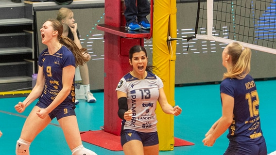 Die Schweriner Volleyballerinnen des SSC jubeln bei ihrem Spiel gegen die Spielerinnen des Levallois Paris SC. © IMAGO / Ostseephoto 