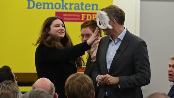 FDP-Chef und Spitzenkandidat Christian Lindner wurde beim Wahlkampfauftritt in Greifswald mit einer Schaumtorte beworfen. © NDR Foto: Screenshot/NDR