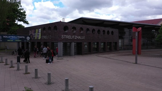 Die Strelitzhalle in Neustrelitz wurde nachd em Aufstieg in die 2. Bundesliga zum Volleyballtempel. © NDR MV Foto: unbekannt