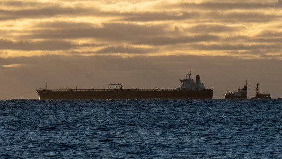 Schlepper ziehen den Öl·tanker. © dpa Foto: Stefan Sauer