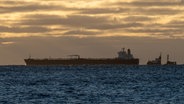 Der havarierte Öltanker Eventin wird von Schleppern auf seiner Position auf der Ostsee gehalten. © dpa Foto: Stefan Sauer