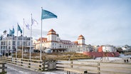 Spaziergänger nutzen das sonnige Wetter für einen Ausflug am Ostseestrand von Binz im Winter. © dpa Foto: Stefan Sauer