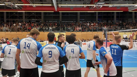 Neustrelitzer PSV-Volleyballer feiern mit den Fans in der Strelitzhalle © NDR MV 