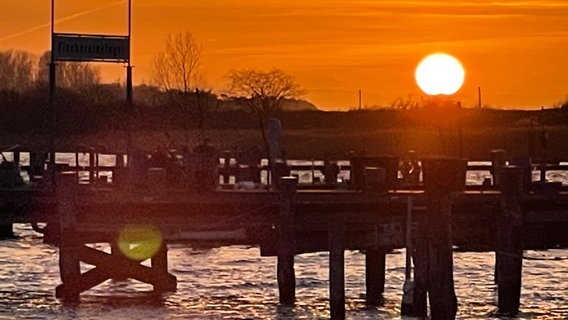 Die Seebrücke von Rerik im Sonnenuntergang © NDR Foto: Carsten Klehn