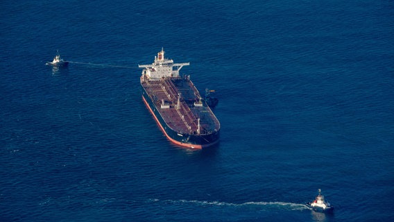 Havarierter Tanker soll Richtung Skagen geschleppt werden © Stefan Sauer/dpa 