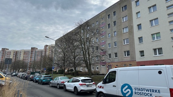 Ein Wohnblock in Rostock Groß Klein (Taklerring). © NDR Foto: Axel Krummenauer