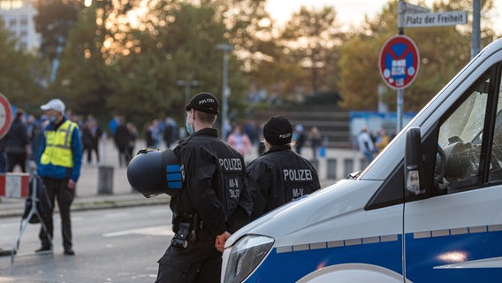 Polizei am Platz der Freiheit vor dem Ostseestadion © Fotostand / Voelker 