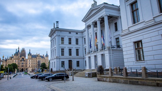 Das Gebäude des Staatskanzlei in Schwerin © Jens Büttner 