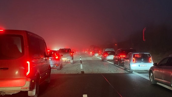 Autos stehen im Stau auf der A14 © NDR Foto: Christoph Kümmritz