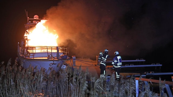 Eine brennende Motoryacht in Rostock. © Stefan Tretropp 