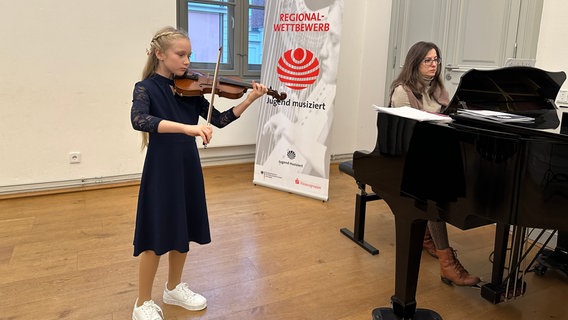 Ein Mädchen nimmt am Regionalwettbewerb "Jugend musiziert" in Stralsund teil. © NDR Foto: Mathias Marius Krüger