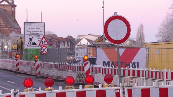 Die Ortsdurchfahrt B192 Waren ist wieder freigegeben. Wegen einer Brückensprengung musste sie für fast 24 Stunden gesperrt werden. © NDR Foto: NDR