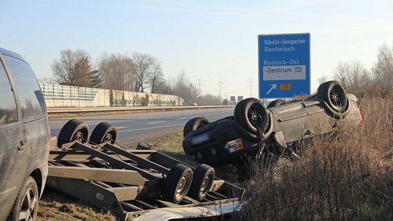 Ein Auto liegt nach einem Unfall am Straßenrand © Stefan Tretropp Foto: StefanTretropp